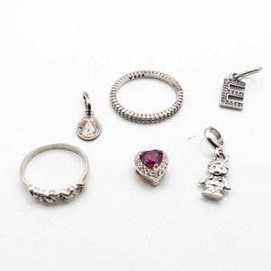 Lote anterior: Conjunto de 6 Piezas de Plata: 2 Anillos y 4 Dijes