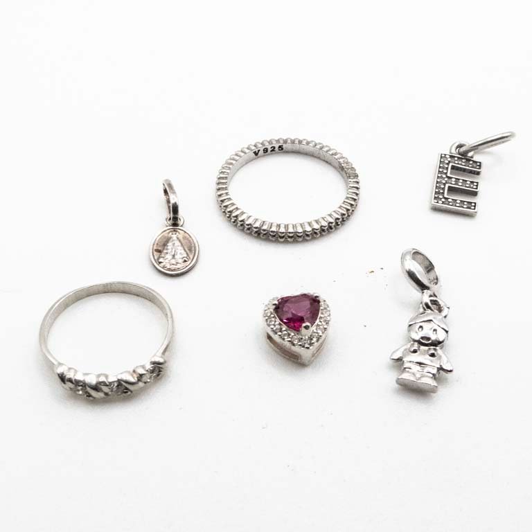 Conjunto de 6 Piezas de Plata: 2 Anillos y 4 Dijes