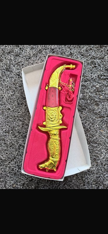 Cuchillo Decorativo Hoja de Metal con Caja