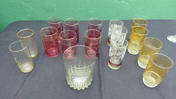 Juego de Vasos Variados con Diseños Florales y Bordes Dorados - imagen 1