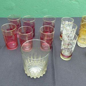 Lote siguiente: Juego de Vasos Variados con Diseños Florales y Bordes Dorados