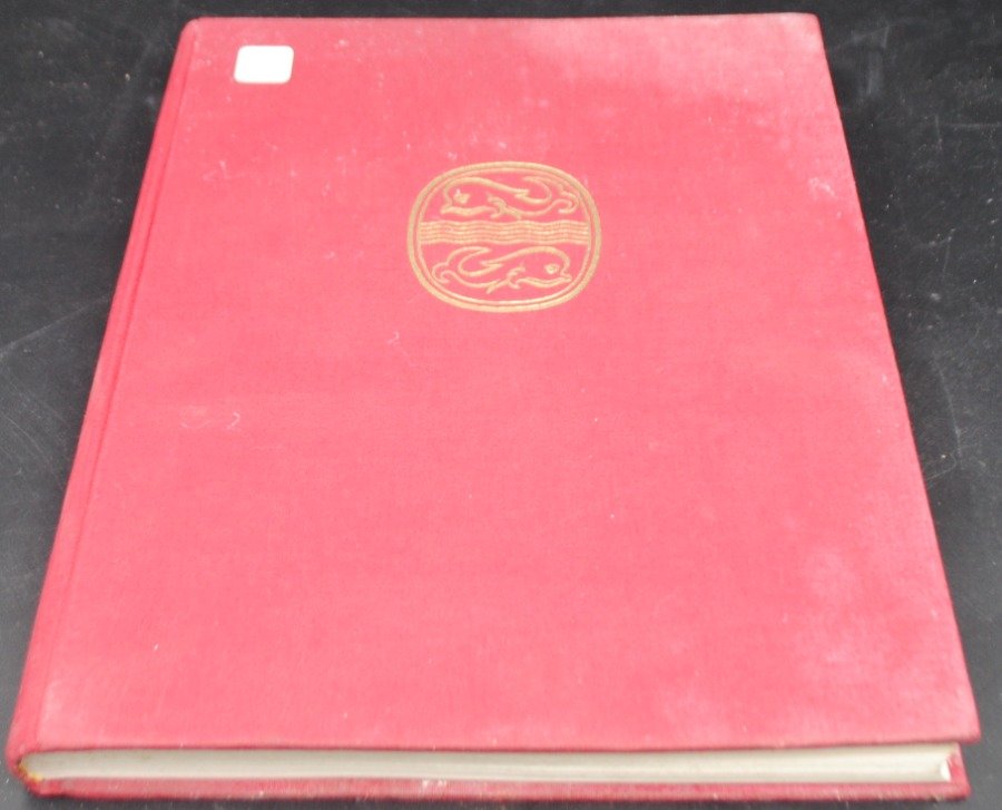 Lote siguiente: Libro de arte con tapa roja y emblema dorado