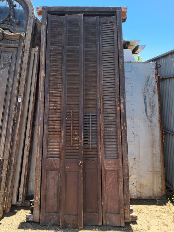 Puertas antiguas de madera con vidrios y detalles decorativos - imagen 5