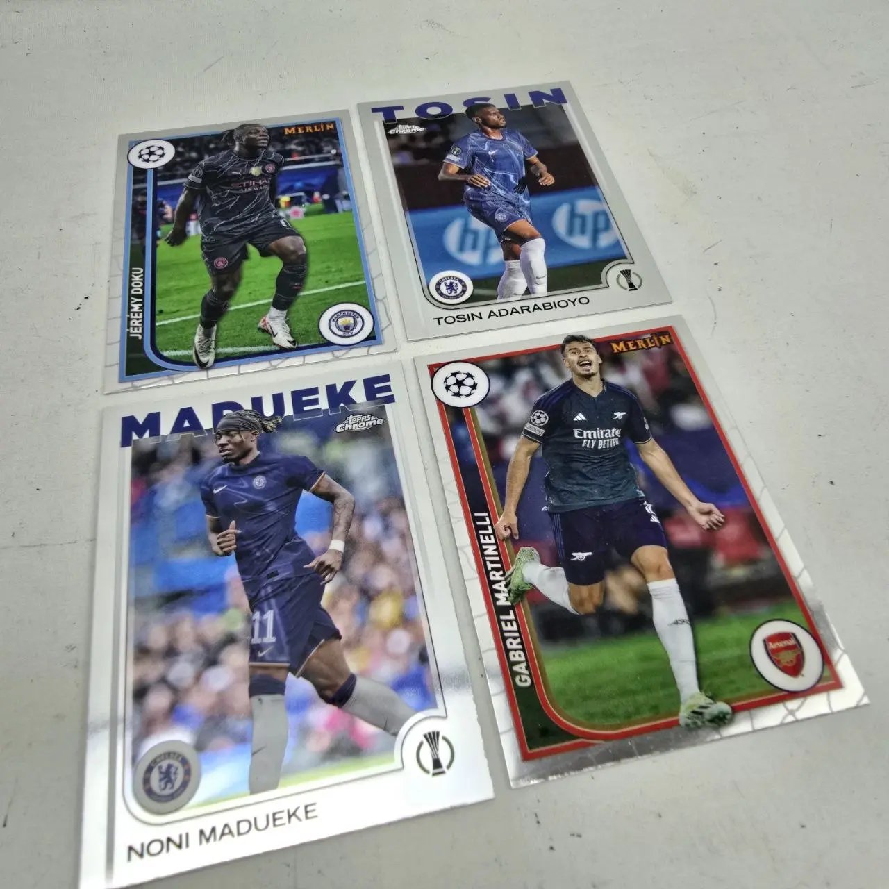 Lote de 4 Tarjetas de Fútbol Topps y Merlin: Noni Madueke, Jeremy Doku, Tosin Adarabioyo, Gabriel Martinelli