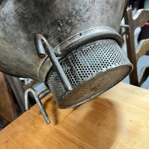 Pasapurés Colador Metálico Antiguo con Manivela de Madera - imagen 4