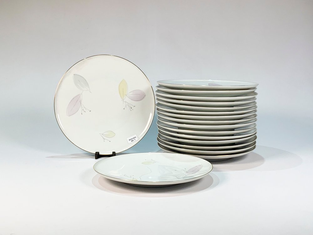 Diecisiete Platos Llanos de Porcelana Bavaria Blancos con Hojas