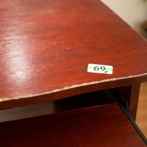 Mesa para Computadora en Tono Caoba con Bandeja Deslizable y Estantes - imagen 3