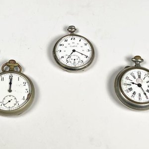 Lote anterior: Tres Relojes de Bolsillo Antiguos con Esferas Dañadas