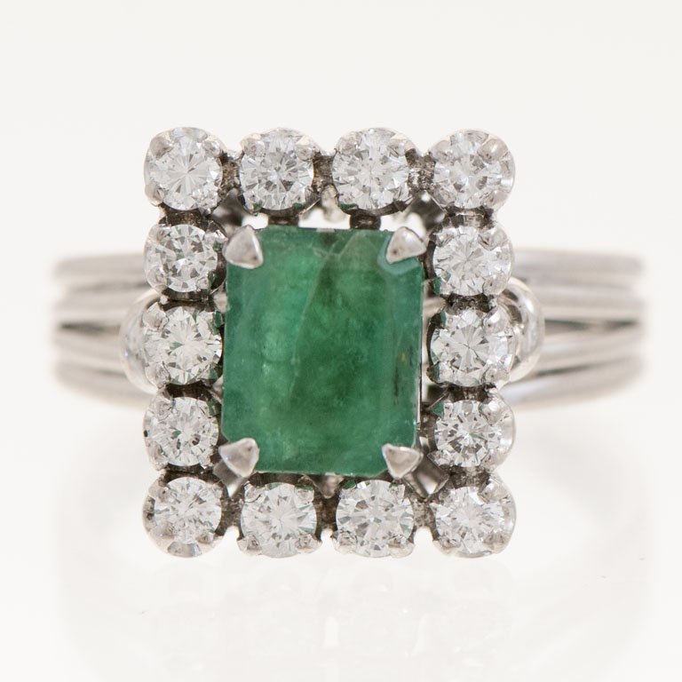 Lote siguiente: Anillo de oro con esmeralda y brillantes