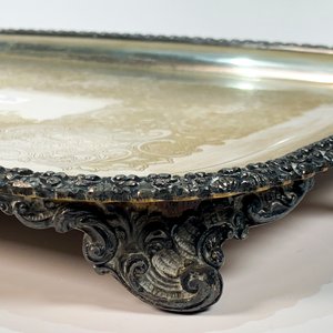 Bandeja Rectangular de Metal con Bordes Labrados y Asas Decorativas - imagen 3