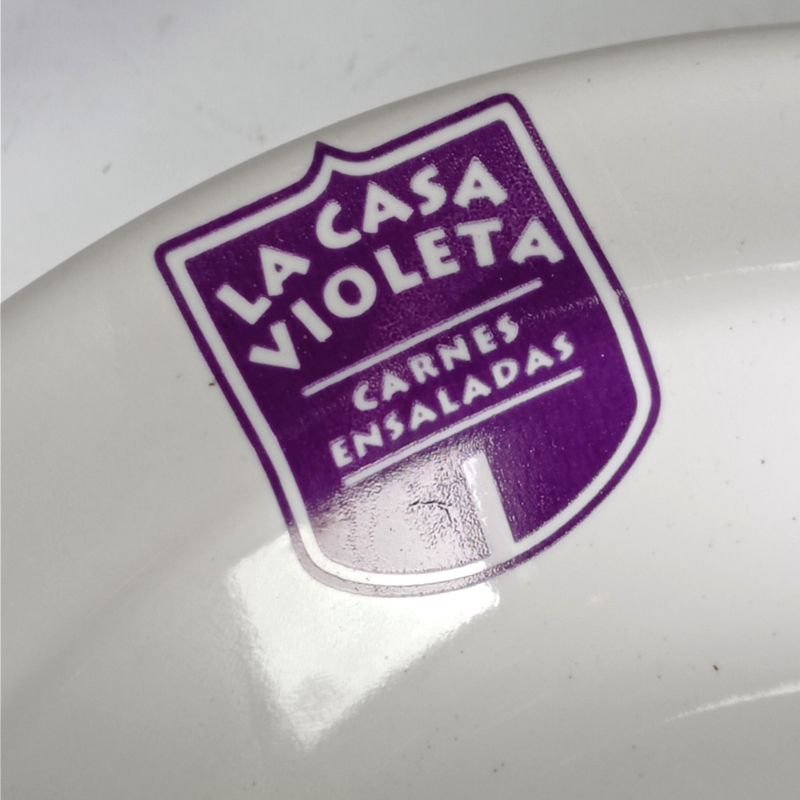 Lote siguiente: Platos de porcelana Olmos con logo de La Casa Violeta