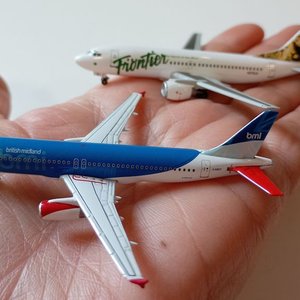 Lote de 2 Aviones a Escala 1/500: Airbus A320 BMI y Frontier - imagen 2