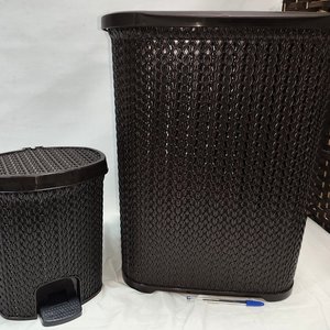 Lote siguiente: Canasto de Ropa Simil Rattan con Tapa y Papelera Plástica Marrón