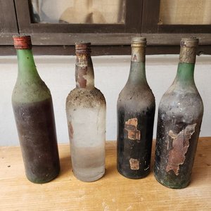 Lote anterior: Lote de 4 Botellas de Bebidas Espirituosas Antiguas