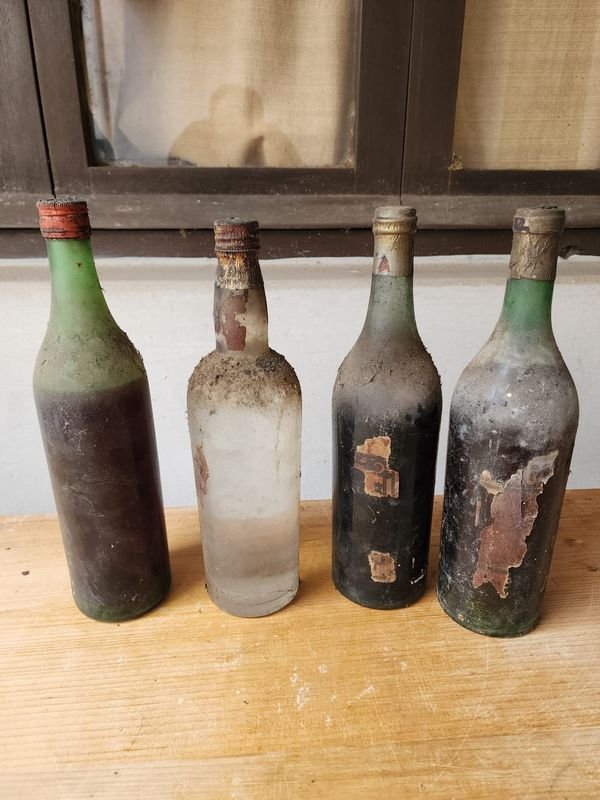 Lote de 4 Botellas de Bebidas Espirituosas Antiguas
