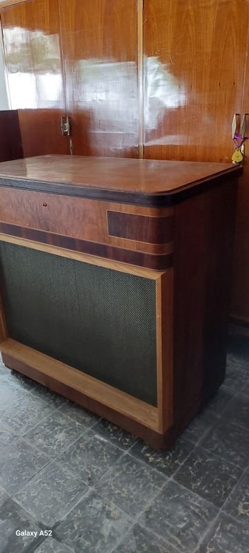 Radio Clásica con Mueble de Radio en Excelente Estado - imagen 10