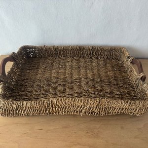 Lote siguiente: Bandeja Rectangular de Mimbre con Asas de Madera