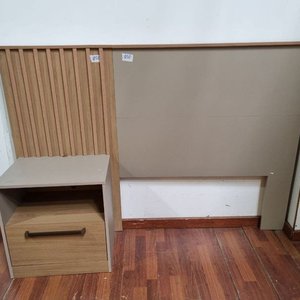 Lote siguiente: Respaldo de Cama y Mesa de Luz Combinado Madera y Beige