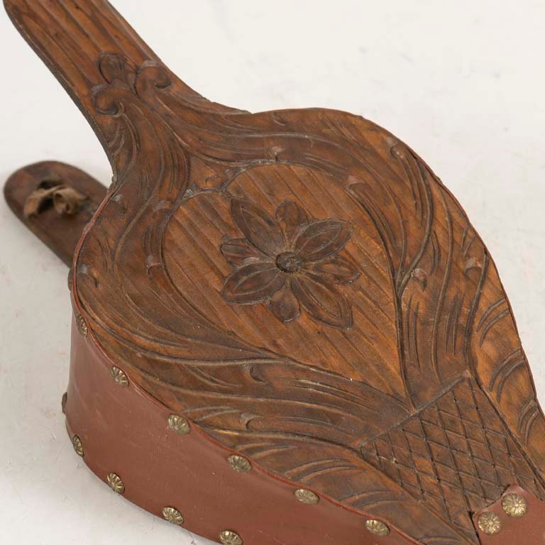 Fuelle de madera tallada con detalles en metal - imagen 2