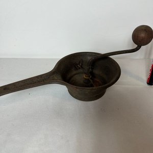 Molinillo de Legumbres Antiguo de Hierro Fundido - imagen 3