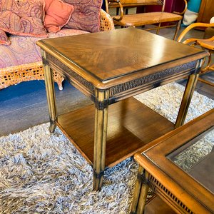 Mecedora de Caña y Mesa Auxiliar de Madera Estilo Clásico - imagen 2