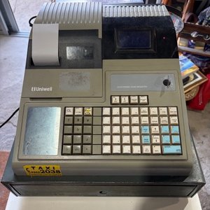 Lote siguiente: Caja Registradora Uniwell Electrónica