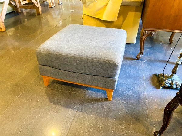 Otomana o Pouf Tapizado Gris con Patas de Madera
