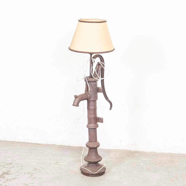 Lote siguiente: Lámpara de pie con diseño de bomba de agua antigua
