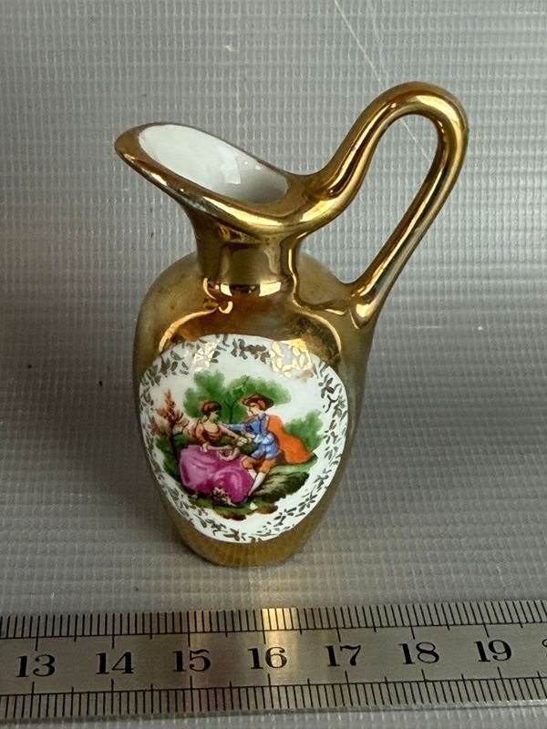 Miniatura Jarra Rococó con Escena Galante y Detalles en Oro