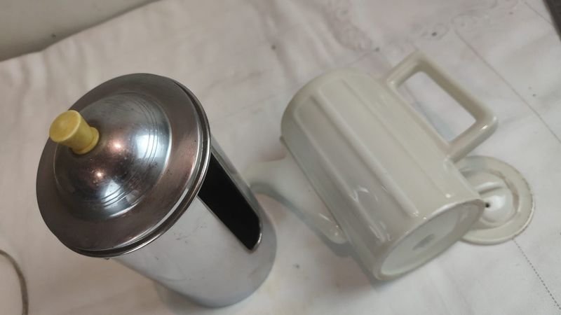 Azucarera y Tetera de Porcelana Alemana con Camisa en Metal para Picnic - imagen 9