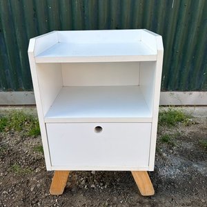 Mesa de Luz Blanca Moderna con Cajón y Estante - imagen 2