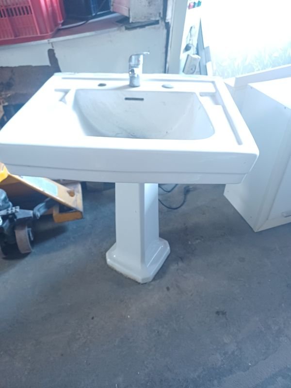 Pileta de Baño Blanca con Pie y Grifería - imagen 1