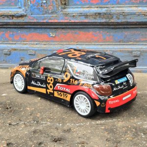 Réplica Citroën DS3 WRC "Abu Dhabi" - Loeb/Elena - imagen 2