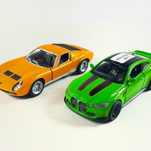 Lote siguiente: Dos Autos a Escala: Naranja Clásico y Verde Deportivo