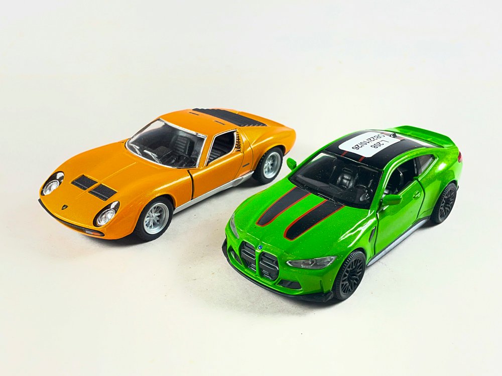Dos Autos a Escala: Naranja Clásico y Verde Deportivo