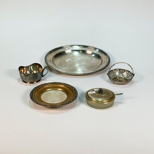 Lote siguiente: Bandeja Oval Elkington, Dulcera de Vidrio y Metal, y Monturas Decorativas