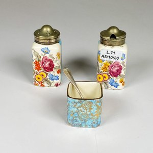 Tres piezas de loza inglesa, salero, pimenteros - imagen 1