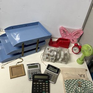 Lote anterior: Lote Variado: Calculadoras, Organizador Azul, Reloj Despertador, Luces y Más
