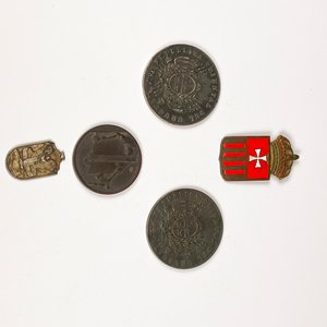 Lote de 5 Medallas y Monedas: Una con Esmalte y Escudo - imagen 2