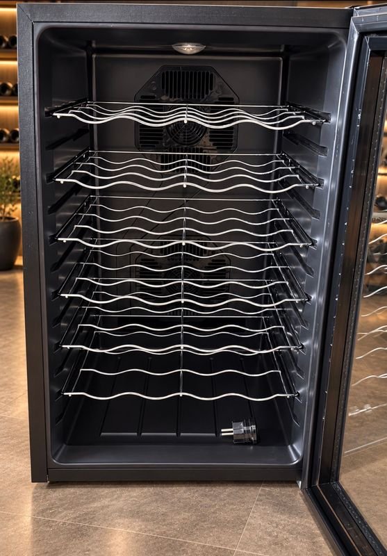 Vinoteca Eléctrica Xion Negra con Puerta Vidriada y Estantes Cromados - imagen 1