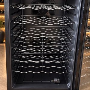 Lote siguiente: Vinoteca Eléctrica Xion Negra con Puerta Vidriada y Estantes Cromados
