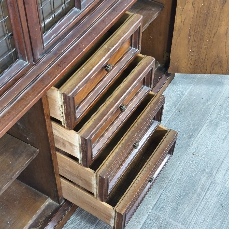 Muebles de Madera con Puertas de Vidrio y Estructura de Madera - imagen 16
