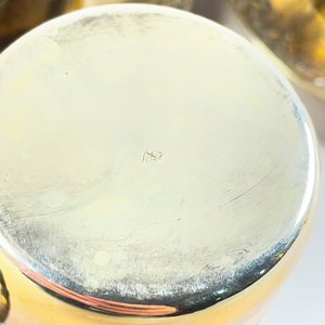 Seis Pocillos de Porcelana con Platillos Metálicos Labrados - imagen 4