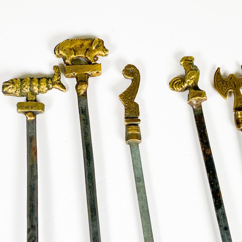Brochetas con figuras de bronce - imagen 2