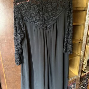 Lote de Vestido Negro con Encaje y Blusa Estampada Crema - imagen 8