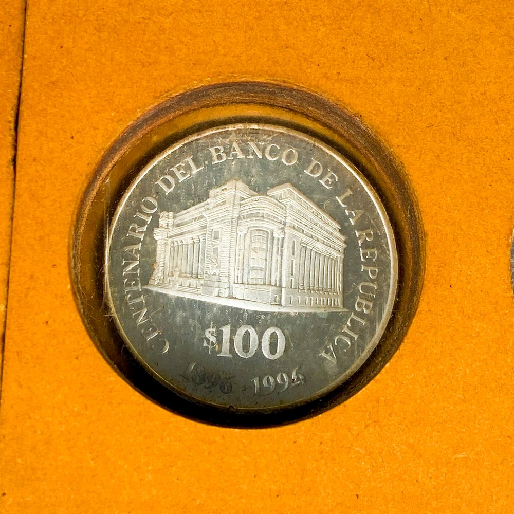 Monedas de plata con escritura y detalles - imagen 2
