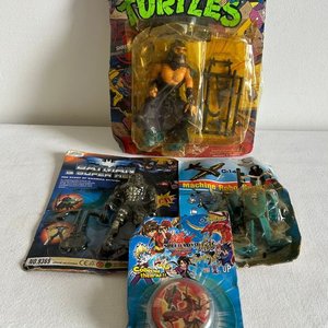 Lote de Figuras de Acción y Juguetes Coleccionables: Tortugas Ninja, Batman y Más - imagen 1