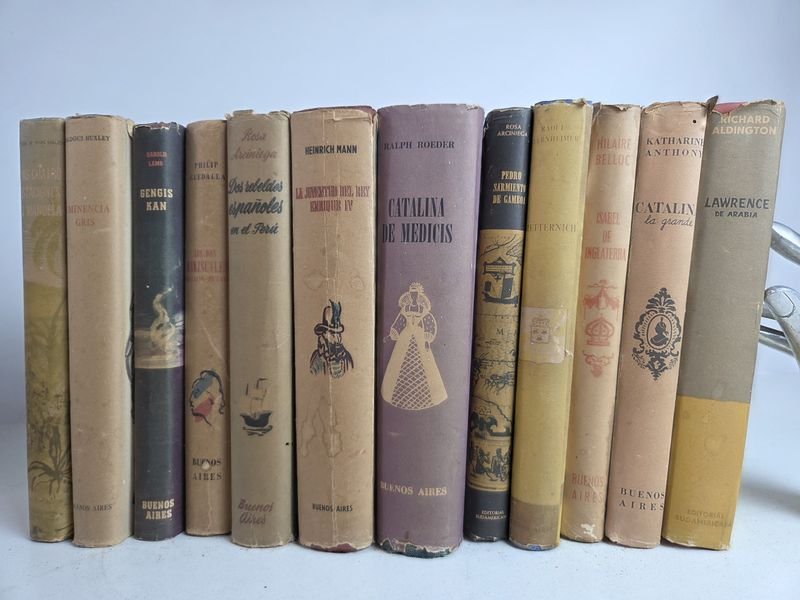 Lote siguiente: Colección de 12 antiguos libros editorial Sudamericana sobre personajes de la historia