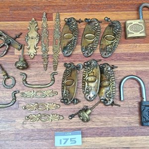 Lote siguiente: Lote de Herrajes y Candados de Bronce Antiguo