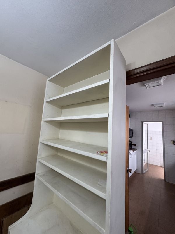 Biblioteca en madera pintada de blanco - imagen 4